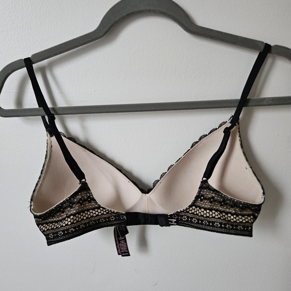 Victoria's Secret Black and Cream Wireless Push Up Plunge Lace Bra - Picture 2 of 4